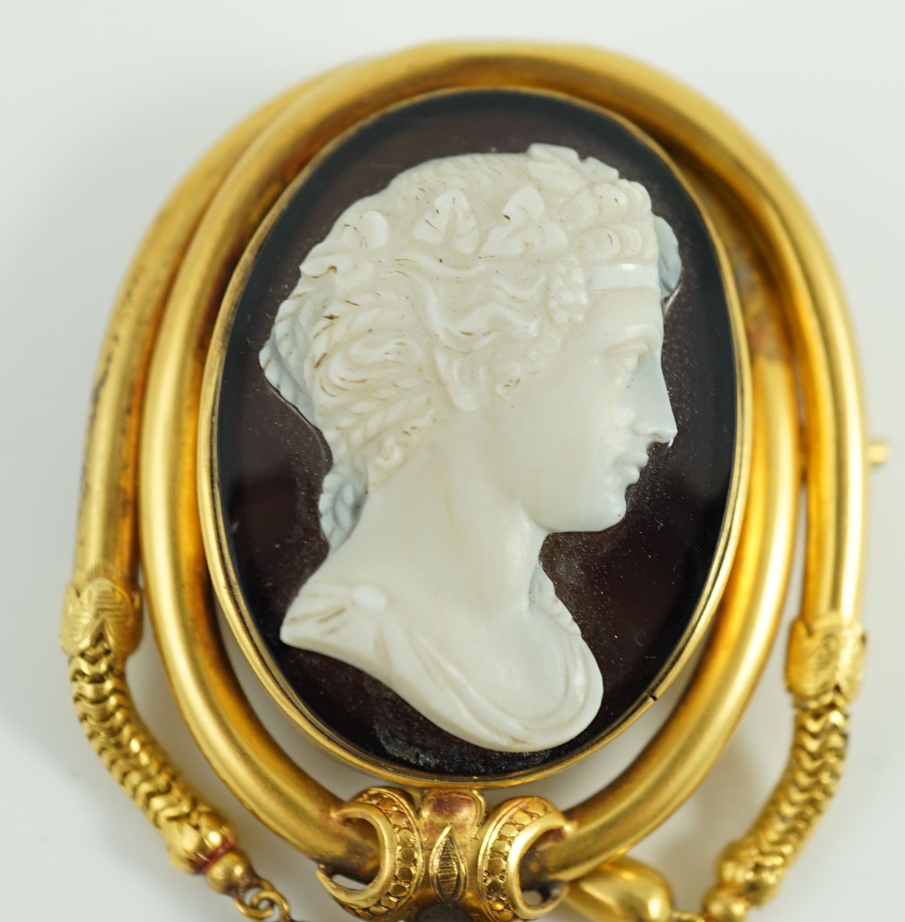 A Victorian gold and cameo agate set oval drop tassel brooch